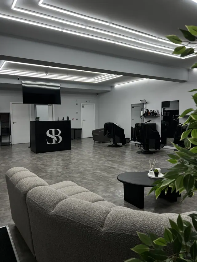 The shop floor: stations along the wall, the lounge in front